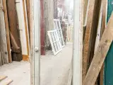 Højt vindue med stor rude af trukket glas