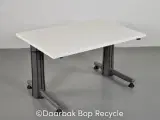 Hæve-/sænkebord med hvid plade på grå stel