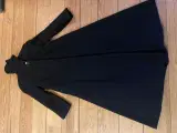 Hel-lang elegant sort frakke uld str M, 300 kr