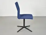 Four design konferencestol med blåt polster, på grå drejefod - 4
