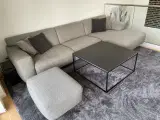 Sofa med chaiselong og puf 