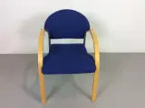 Konferencestole i blå uld polstret sæde/ryg, med bøge armlæn - 2