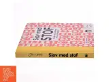 Sjov med stof : sy, klip, tryk og lim med retro- og vintagestof af Jane Foster (f. 1970) (Bog) - 2