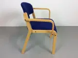 Duba konferencestol i bøg, med armlæn og blå sæde og ryg - 2