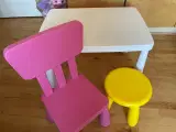 Børnebord med bord og skammel 