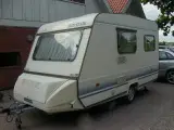 Lille campingvogn med stort nyt fortelt udlejes.  - 5