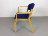 Duba konferencestol i bøg, med armlæn og blå sæde og ryg - 4