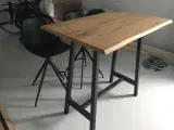 Højbord med plankebordplade og 2 stole 