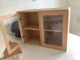 Lille væghængt vitrine