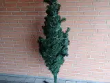Juletræ af plast bortgives