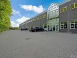 Velholdt ejendom med frie p-arealer tæt ved E47, afkørsel 29 - 5