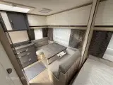 2025 - Hobby De Luxe 400 SFE   Fantastisk rejsevogn fra Hobby med en dejlige franskdobbelt seng fra Hinshøj Caravan. - 2