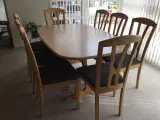 Spisebord med 2 tillægsplader og 8 stole, bøg