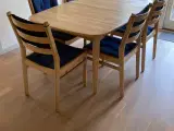 Spisebord m. 2 plader og 6 stole i massiv egetræ