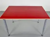 Kinnarps konferencebord med rød plade på grå ben - 3