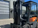 Doosan D30 G med kabine og KUN 57 TIMER FRA NY, MED TIME GARENTI - 2