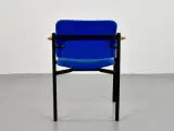 Konferencestol med blå polster, bøge armlæn og sort stel. - 3