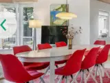 Spisebord med 8 røde stole