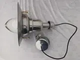 Lampe i stål med mundblæst glas