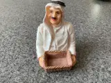 Arabisk mand med kurv til ring eller kæde