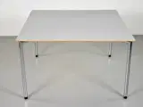 Randers radius kantinebord med grå plade og krom stel - 3
