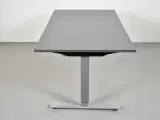 Demo hæve-/sænkebord med grå laminat og alugråt stel, 180 cm. - 4