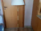 Standerlampe/gulvlampe retro i teak og messing