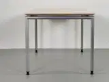 Rumas konferencebord med plade i birk og grå ben - 3