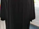Smuk sort velour kjole med trekvarte ærmer