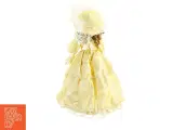 Dukke i gul kjole (str. 54 x 27 cm) - 2