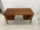 Skrivebord i teak træ med 6 skuffer og reol. - 4
