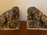 2 Antikke bogstøtter