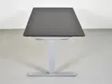 Hæve-/sænkebord med sort linoleums fsc plade på alu stel - 4