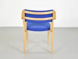 Farstrup konference-/mødestol i bøg med blåt polster, med armlæn - 3