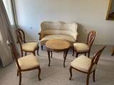 Sofa med 4 stole og bord