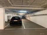 🚗 Fast parkeringsplads i aflåst p-kælder – midt i Indre By - 5
