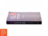 Human resource management : licence to work : arbejdslivets tryllestøv eller håndjern? af Henrik Holt Larsen (Bog) - 2