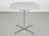 Fritz hansen cafébord i lysegrå med metal kant