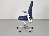 Kinnarps capella white edition kontorstol med mørkeblåt polster og armlæn - 2