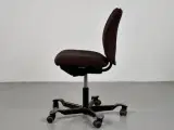 Häg h05 5200 kontorstol med rødbrun polster og sort stel. - 4