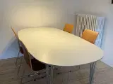 Spisebord ovalt med 4 stole