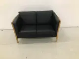 2 Pers.Sofa i sort anilin læder/tremmegavl i Eg. - 2