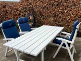 Havebord i træ incl stole og hynder