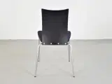 Randers radius konferencestol med sort ryg og sort/blå polstret sæde - 3