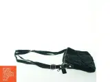 Sort skuldertaske med lommer fra Nunoo (str. 25x15 cm) - 2