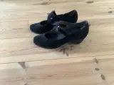 Flotte ubrugte sko med hæl