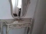 Antik spejl med bord