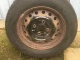 Stålfælge med Goodyear Ultragrip vinterdæk.
