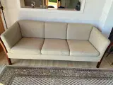 Velholdt Londonsofa i lyst uldstof 