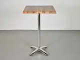 Højt cafébord med egestruktur og stel af poleret aluminium - 4